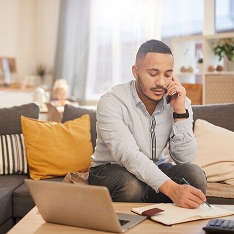 somfy-man-phone-call-living-room